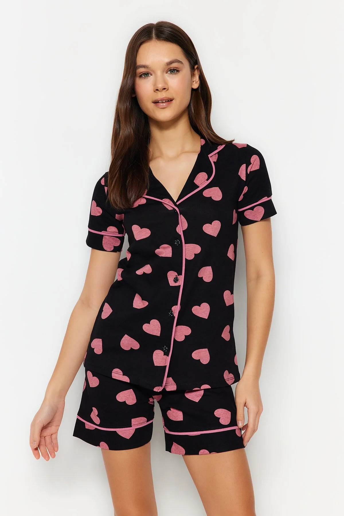 Trendyol Collection  Mehrfarbiges Strick-Pyjama-Set aus 100 % Baumwolle mit herzgemusterten Paspeln und detaillierten Hemd-Shorts THMSS21PT1200