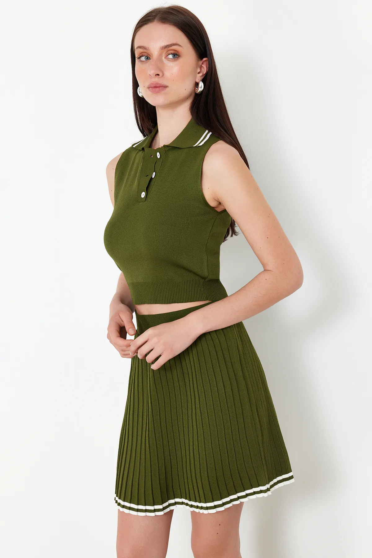 Trendyol Collection  Grünes Set aus Oberteil und Unterteil aus Strick mit Polokragen und Falten TWOSS24AU00009