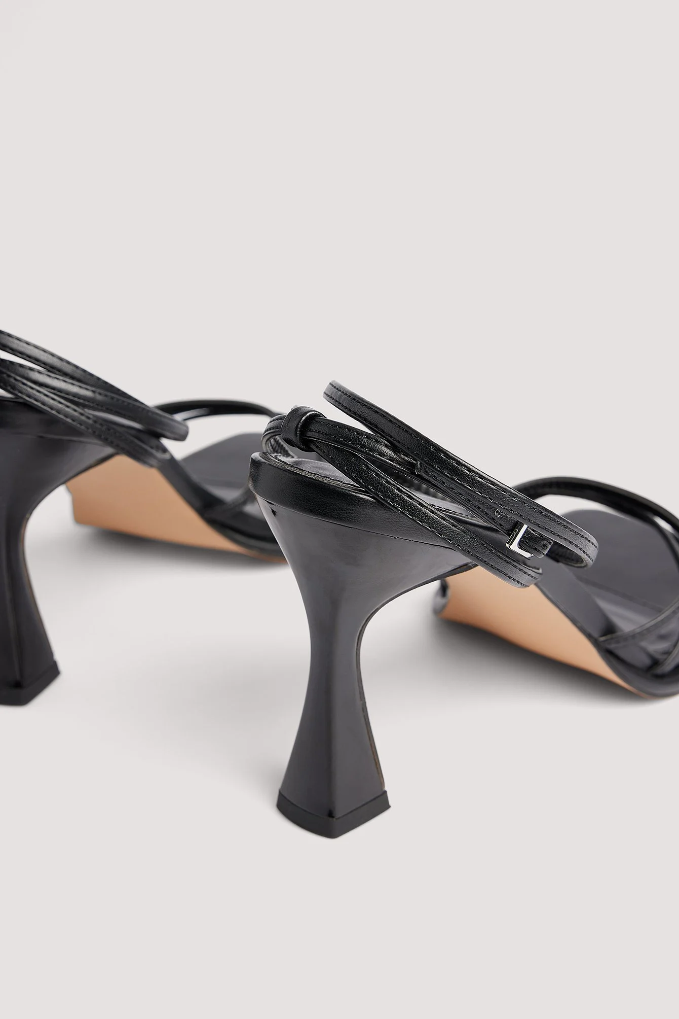Quadratische Riemchen-High-Heels mit Sanduhrabsatz