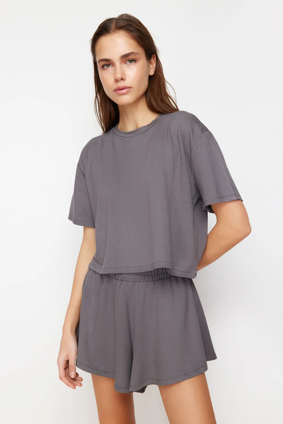 Trendyol Collection  Anthrazitfarbenes Set aus T-Shirt und Shorts mit weichen Knöpfen und Strickoberteil und -unterteil TWOSS24AU00056