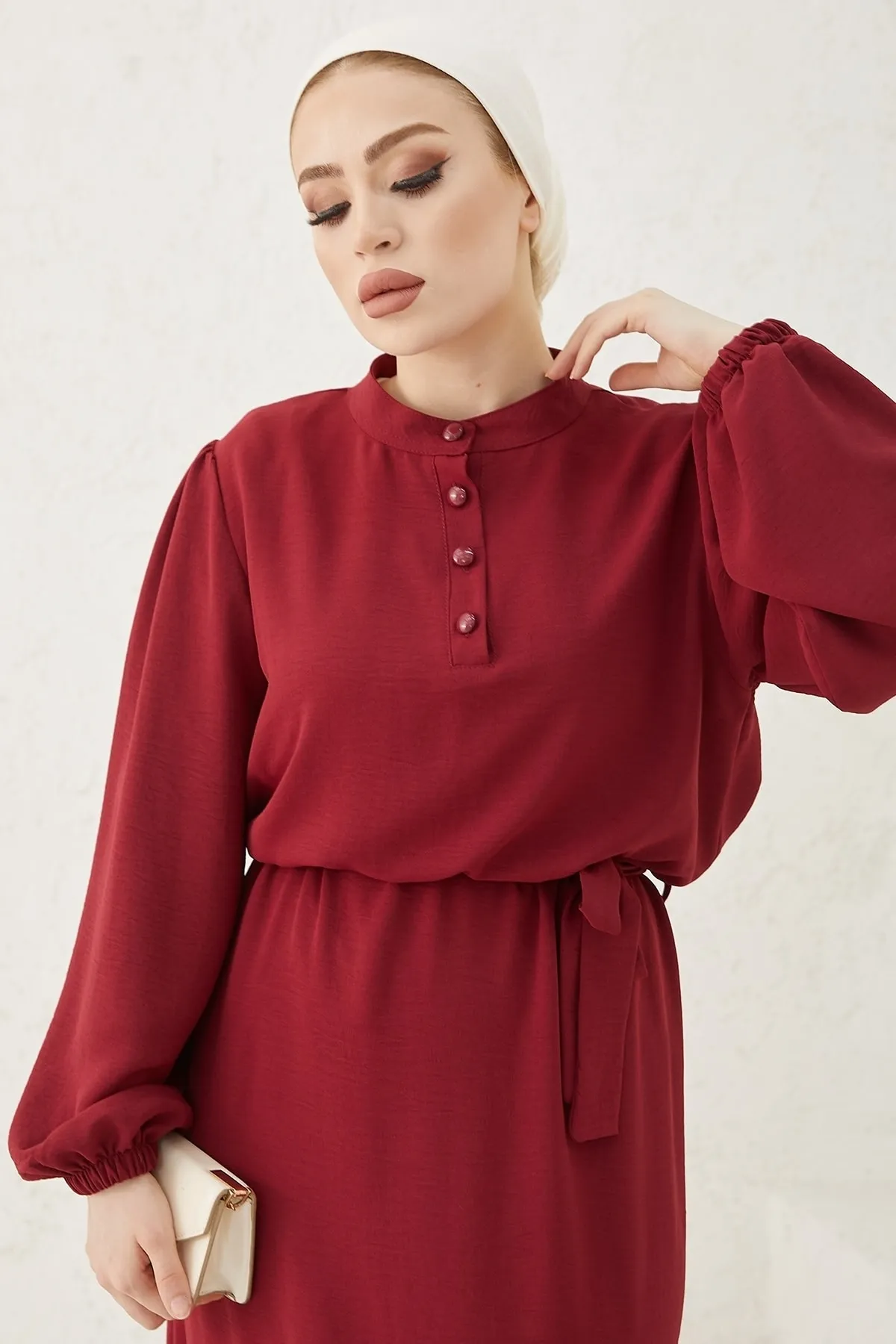InStyle  Meyra Ayrobin Hijab-Kleid mit Knöpfen – Weinrot