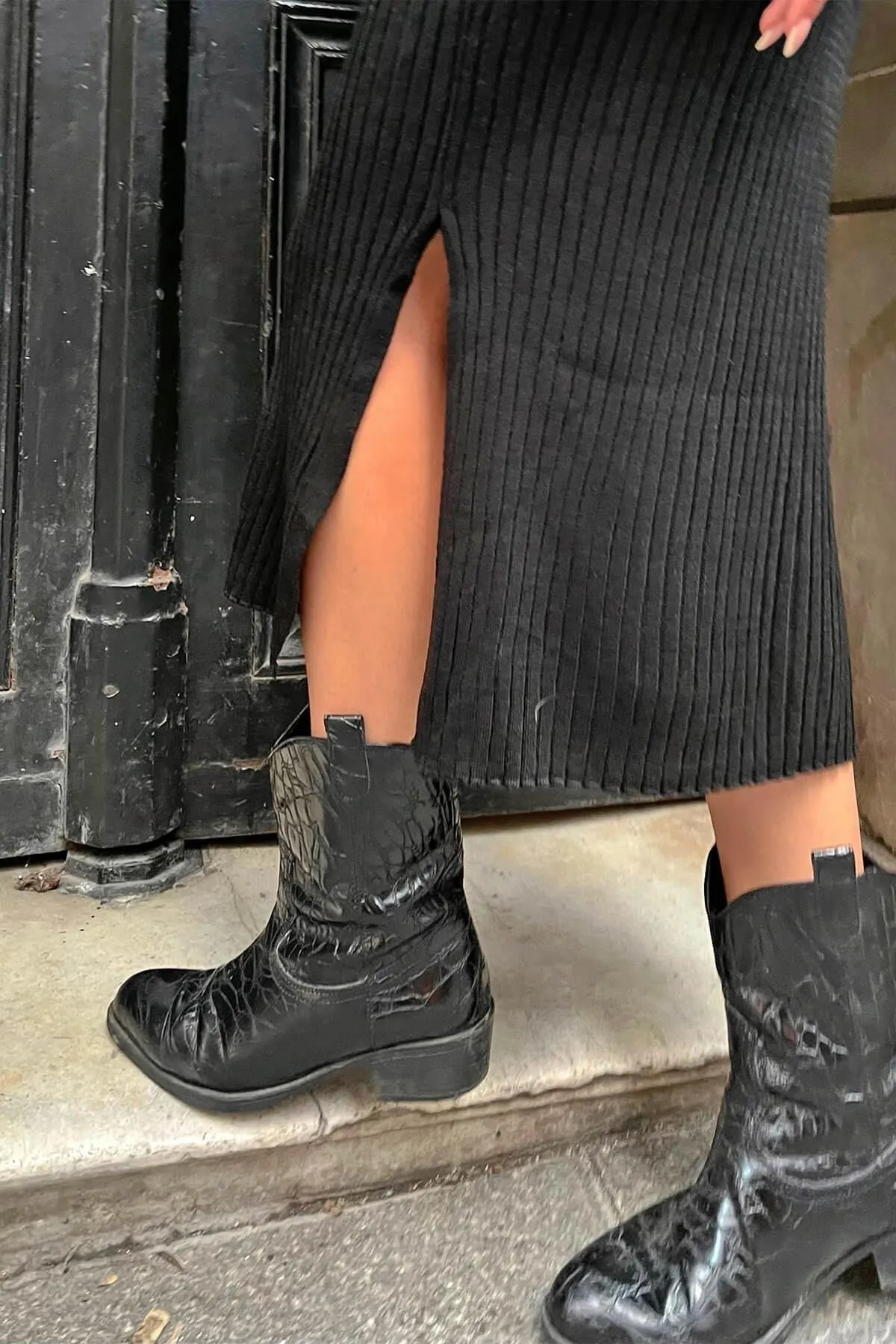 Swist  Schwarzes Strick-Midikleid für Damen mit Polo-Ausschnitt und Ärmeln