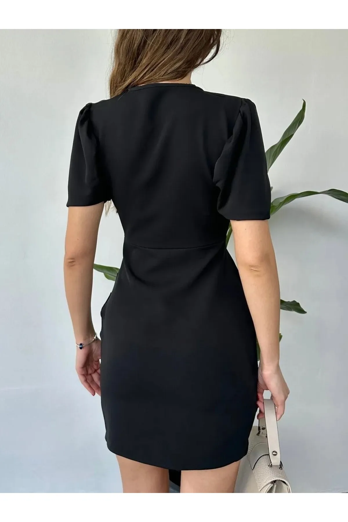 Modamorfo  Mehrreihiges Kleid mit zweireihigem Ausschnitt und geraffter Schulterpartie