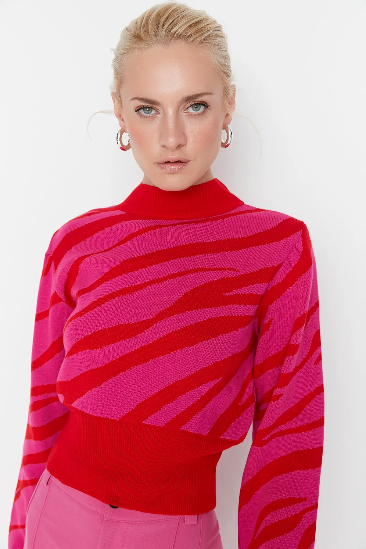 Trendyol Collection  Strickpullover mit Stehkragen und Granatapfelblüte TWOAW21KZ0010