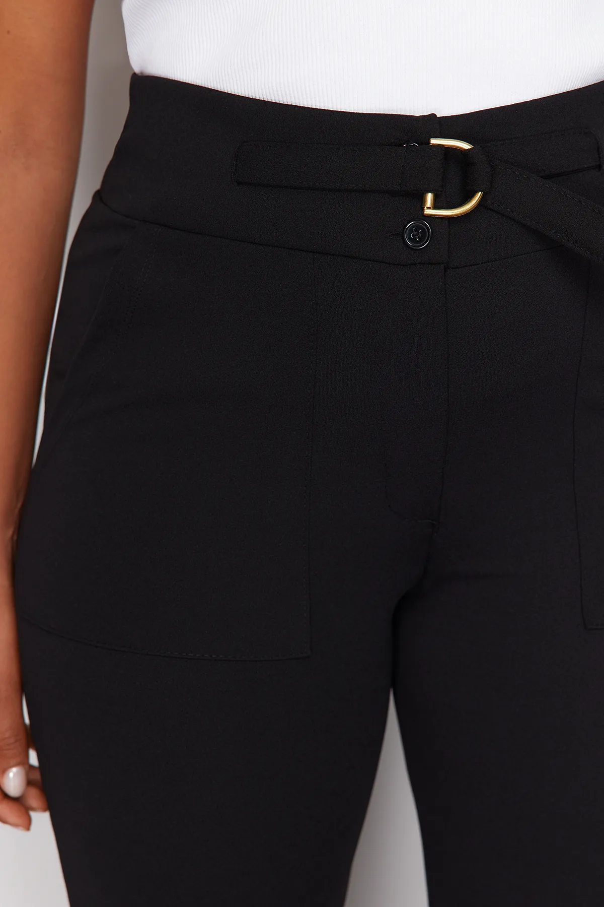 Trendyol Curve  Schwarze Schlaghose mit hoher Taille - TBBSS24AR00030