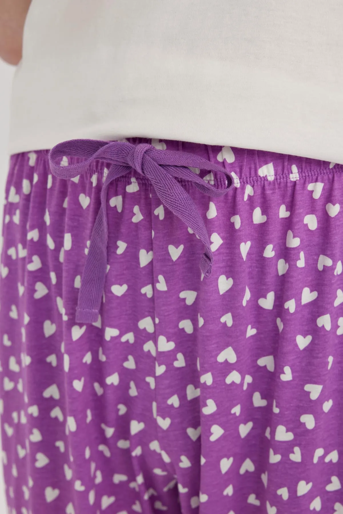 DeFacto  Lässige Pyjamahose mit Herzmuster und normaler Passform - Fall In Love B6196ax24sp