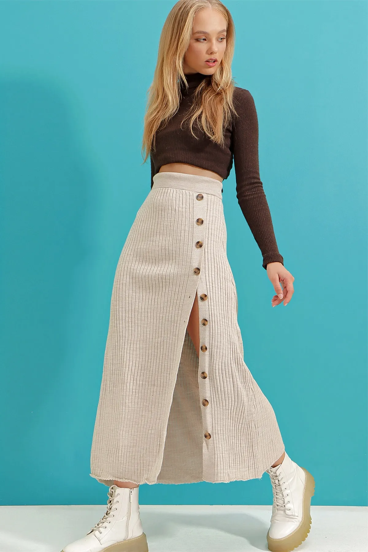 Trend Alaçatı Stili  Beigefarbener Strickrock mit Knopfleiste für Damen ALC-X9246