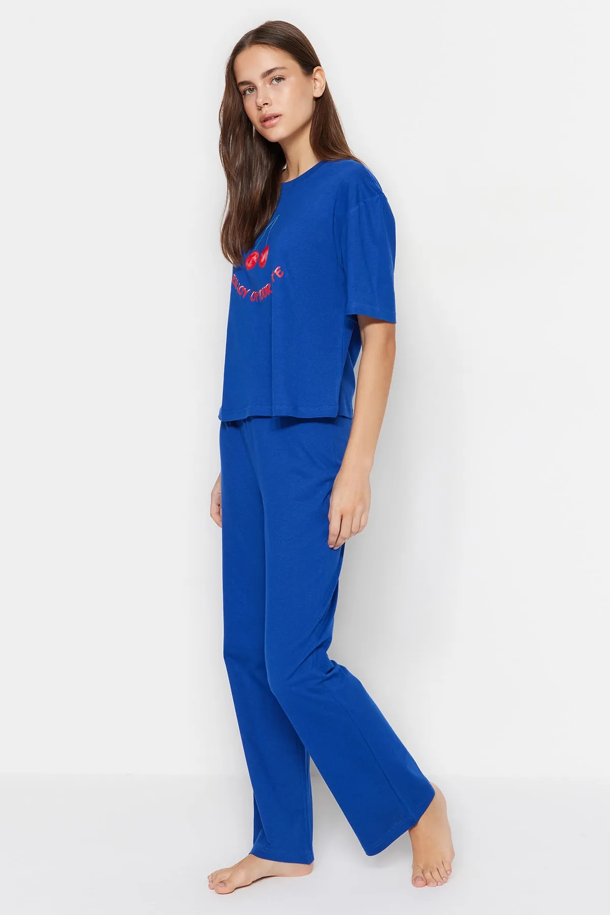 Trendyol Collection  Marineblaues Pyjama-Set aus T-Shirt und Hose aus 100 % Baumwolle mit Kirschen-Aufdruck THMSS23PT00134