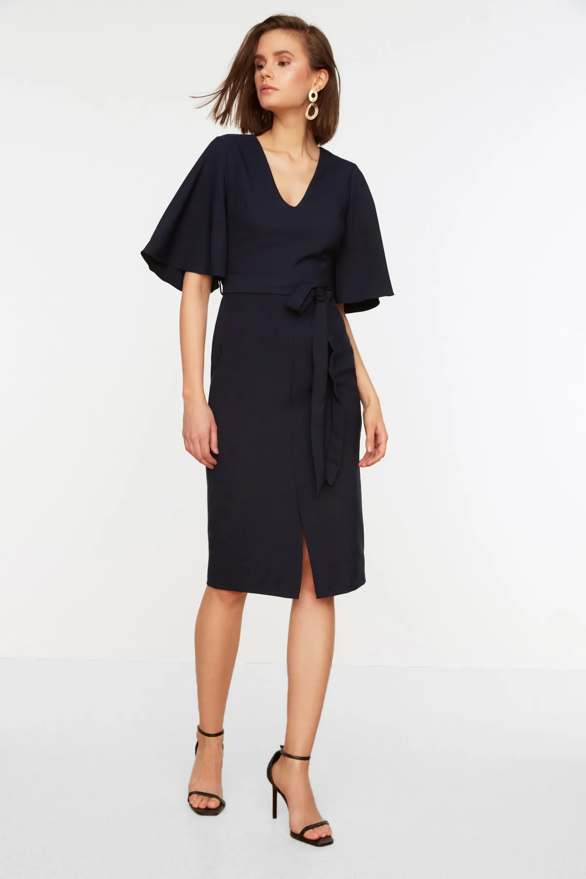 Trendyol Collection  Marineblaues, gerade geschnittenes Midi-Webkleid mit Gürtel und V-Ausschnitt TWOAW21EL1889