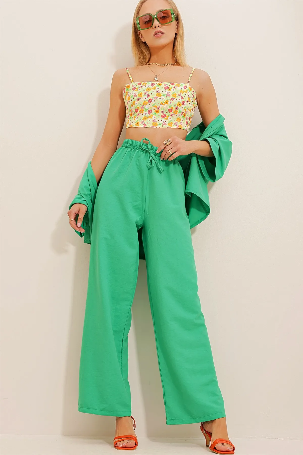 Trend Alaçatı Stili  Grüne Aerobin-Hose mit elastischem Bund und entspanntem Schnitt für Damen ALC-X6625