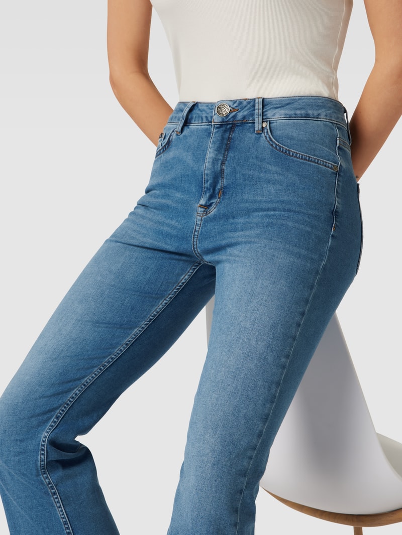 Jeans mit Label-Details in blau