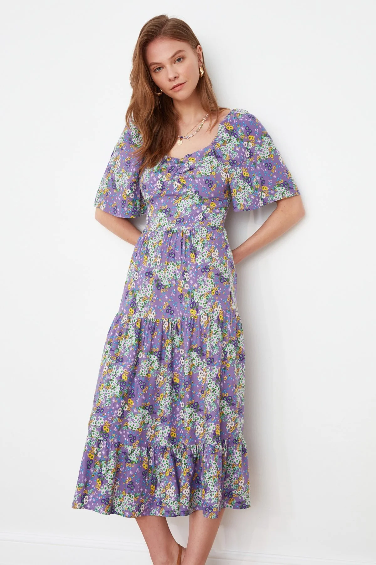Trendyol Collection  Lilafarbenes, gewebtes Midi-Kleid in A-Linie mit Ballonärmeln und Blumendruck TWOSS20EL2323