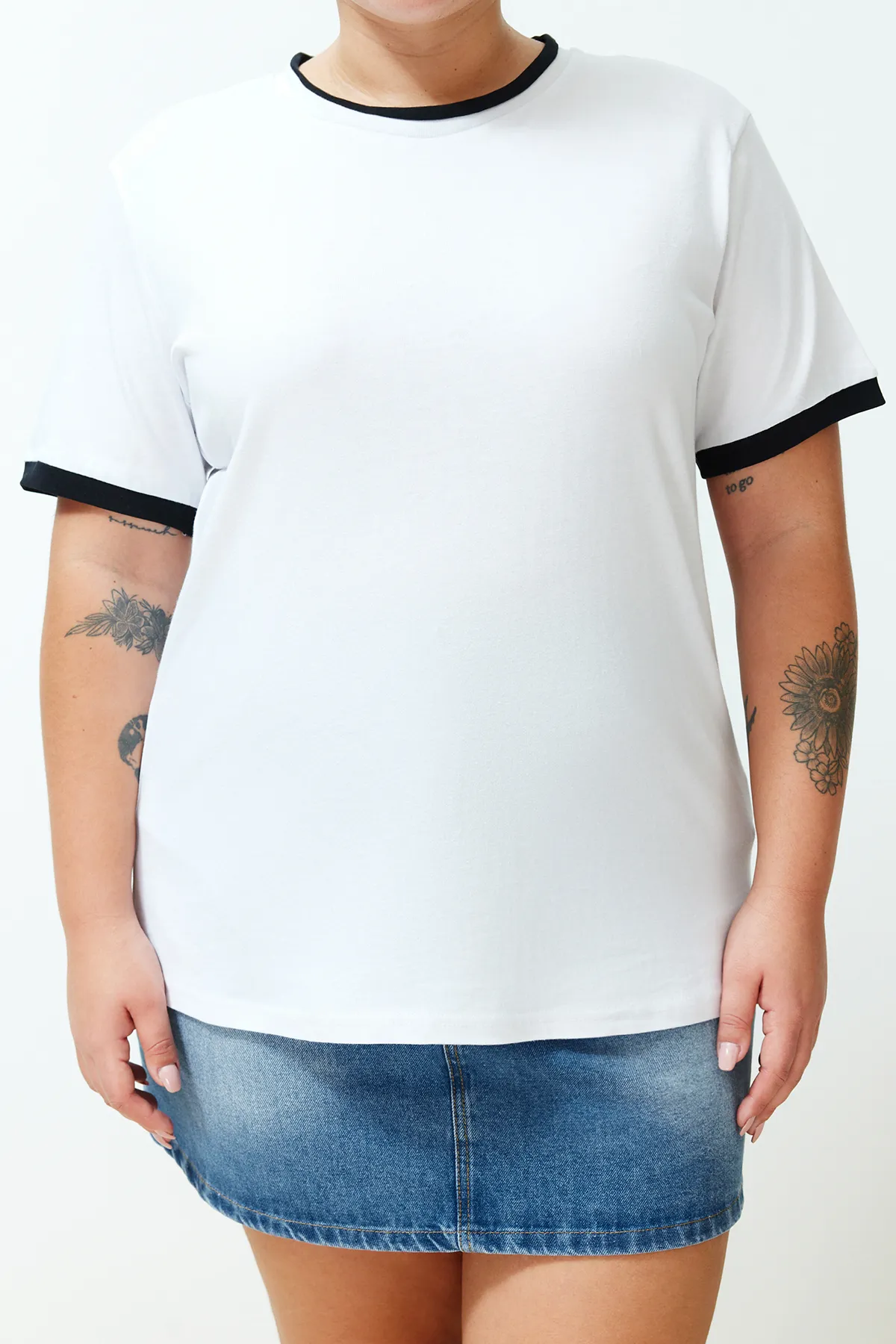 Trendyol Curve  Weißes Boyfriend-Strick-T-Shirt mit Farbblockdetails TBSSS24BF00012
