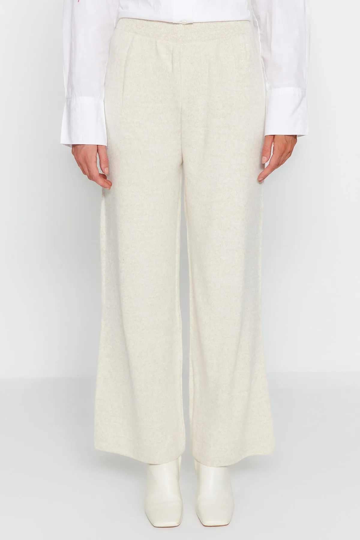 Trendyol Modest  Strickset mit Strickjacke, Hose und Oberteil mit Knopfleiste in Steinperlenoptik TCTAW24US00037
