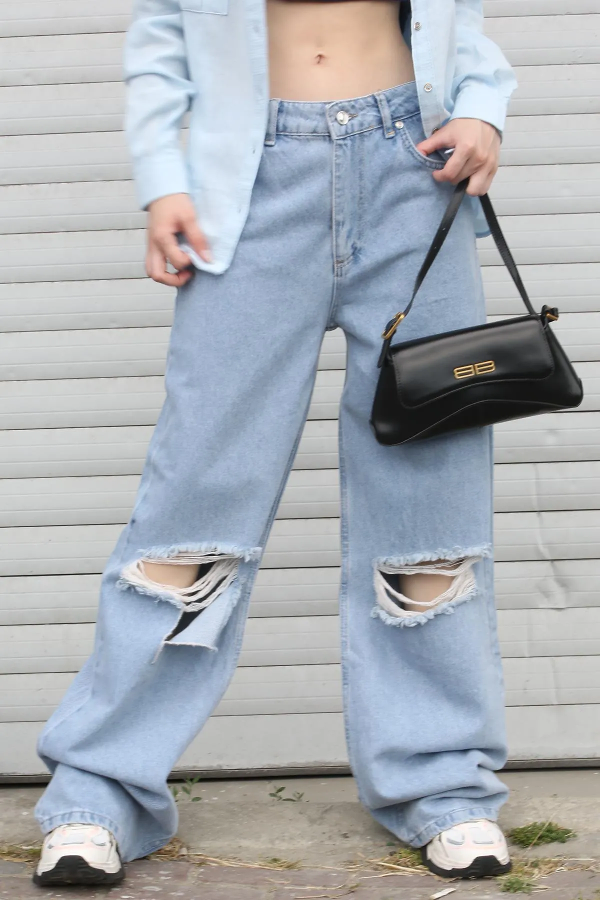 Madmext  Blaue Damenjeans mit zerrissenen Details in normaler Passform MG1184