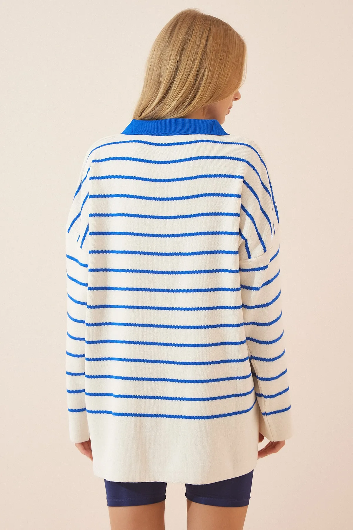 Happiness İstanbul  Weiß-blauer gestreifter Damen-Übergrößen-Strickpullover mit Polokragen YY00086