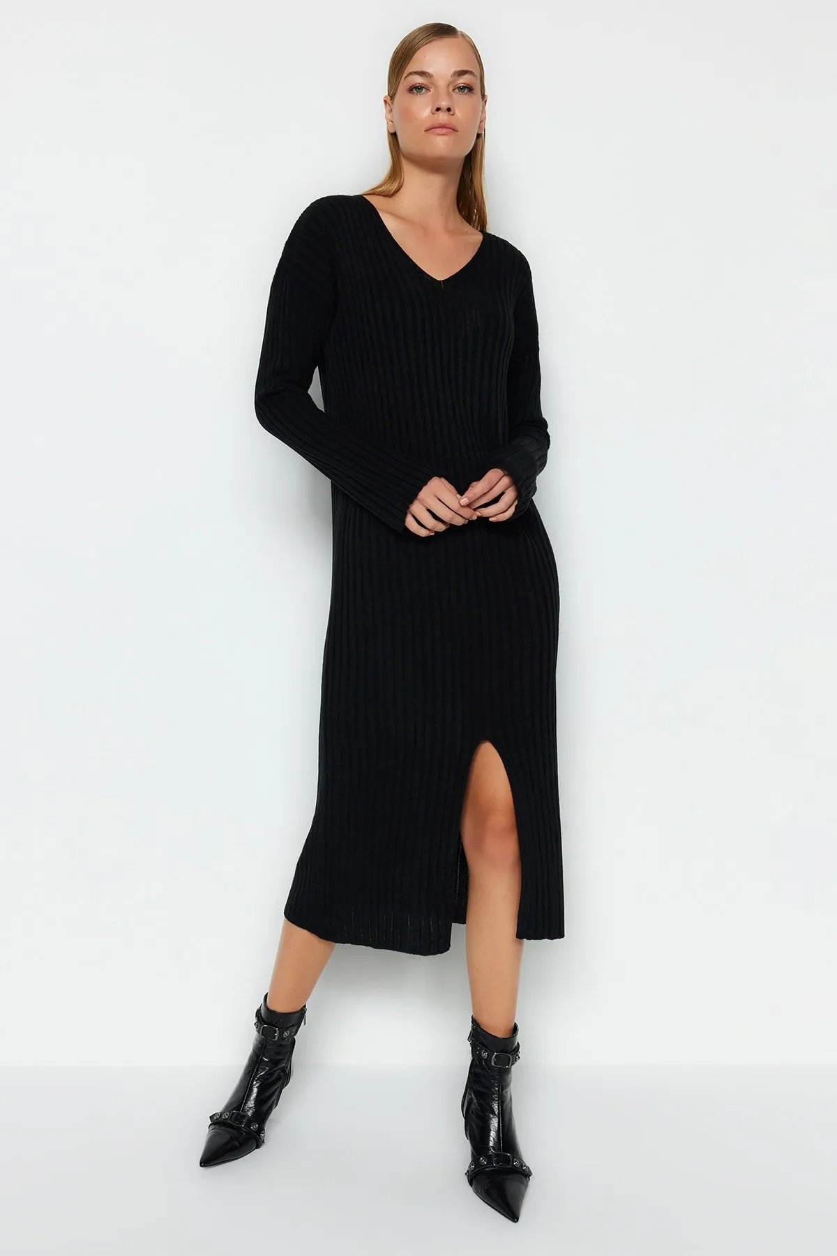 Trendyol Collection  Schwarzes Midi-Strickkleid mit V-Ausschnitt TWOAW24EL00066