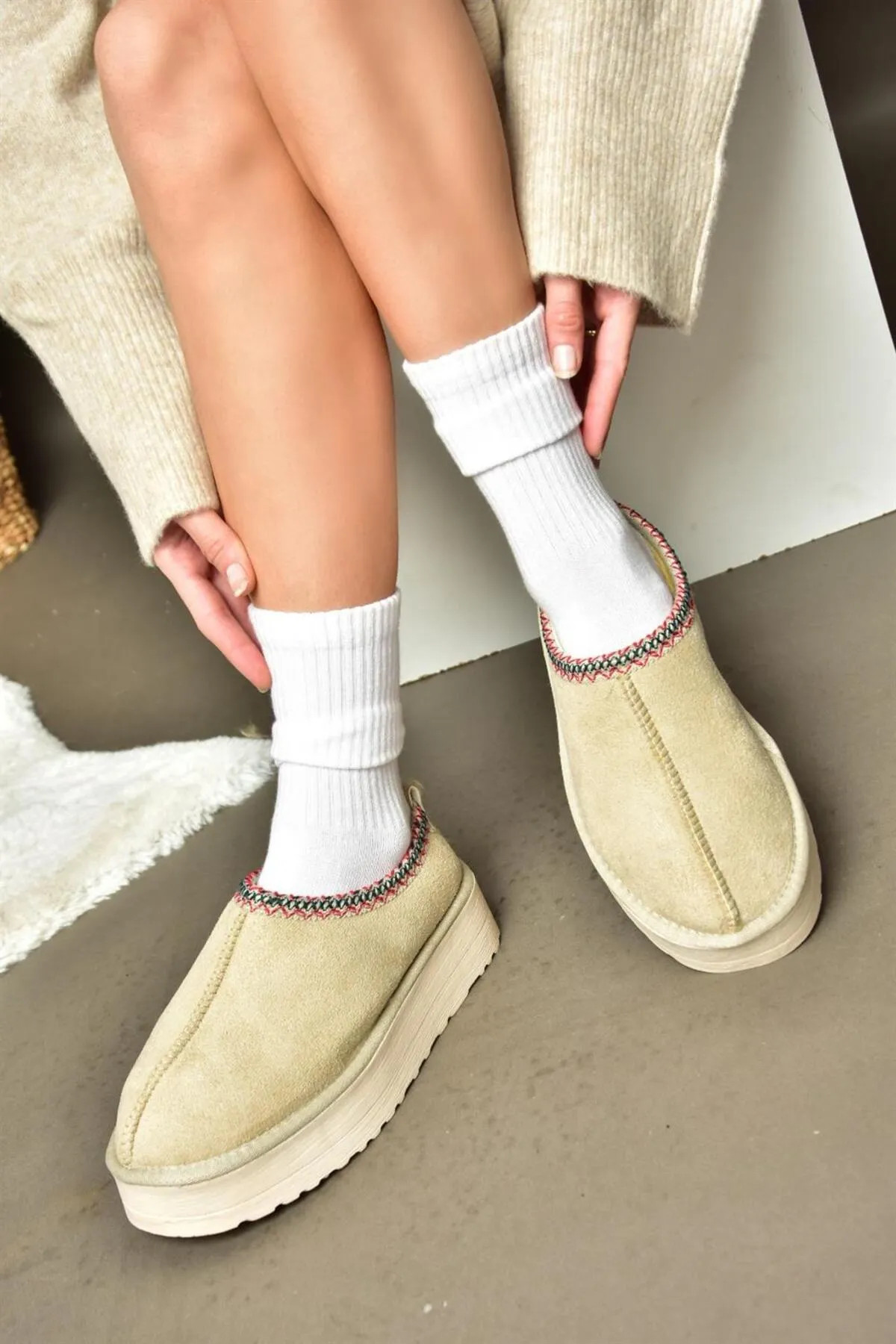 Fox Shoes  R612047302 Beige Wildleder-Damenhausschuhe mit dicker Sohle und haariger Innenseite