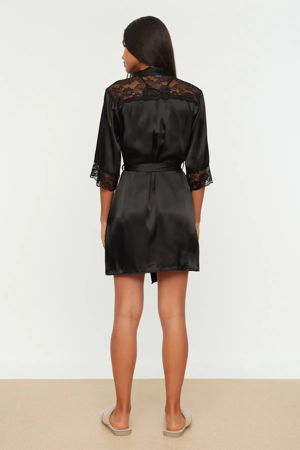 Trendyol Collection  Schwarzer, mit Spitze verzierter, gewebter Morgenmantel aus Satin mit Gürtel THMSS21SB0001