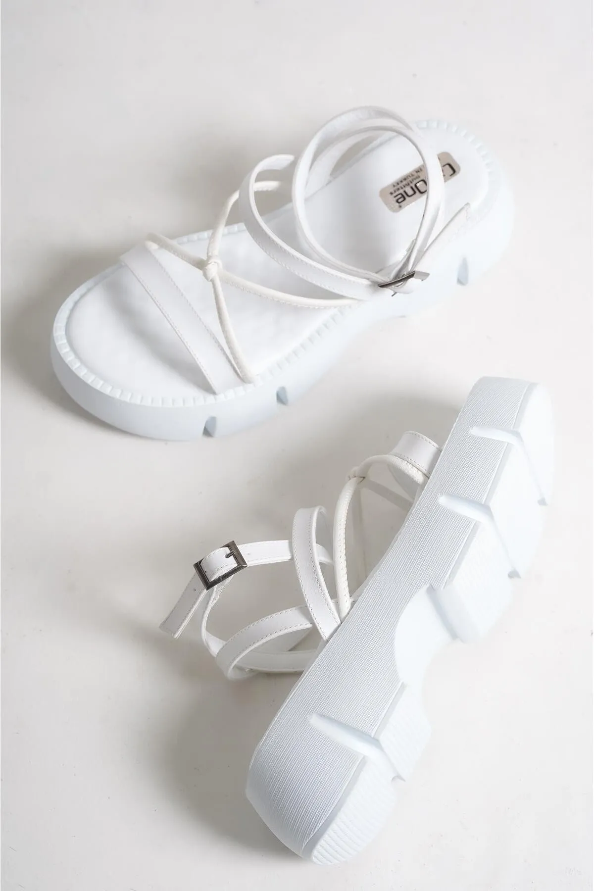 Capone Outfitters  Capone Damen-Sandalen mit dickem Sohlen-Knöchelriemen und bequemer Sohle in Weiß