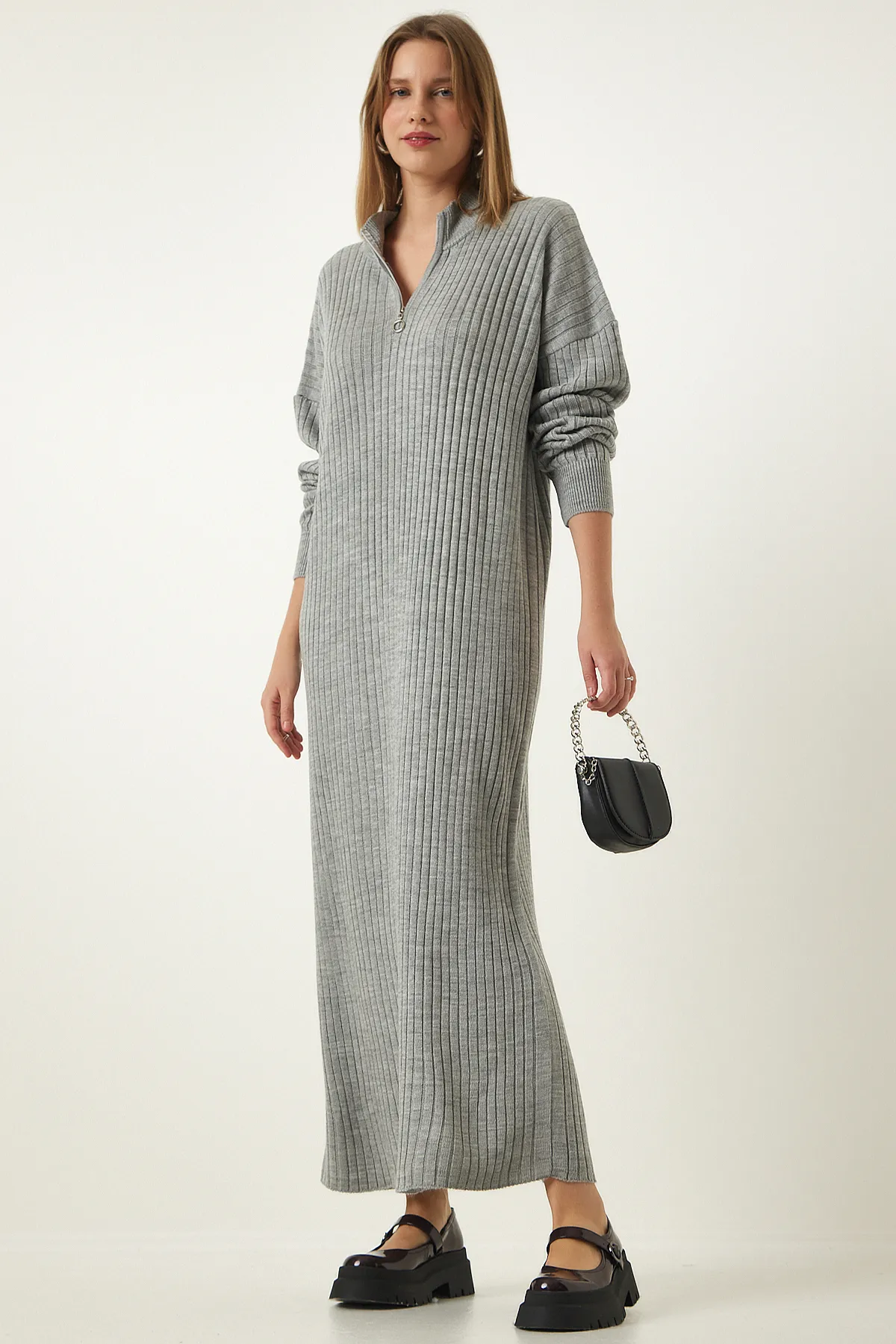 Happiness İstanbul  Graues, geripptes Oversize-Strickkleid für Damen DD01251