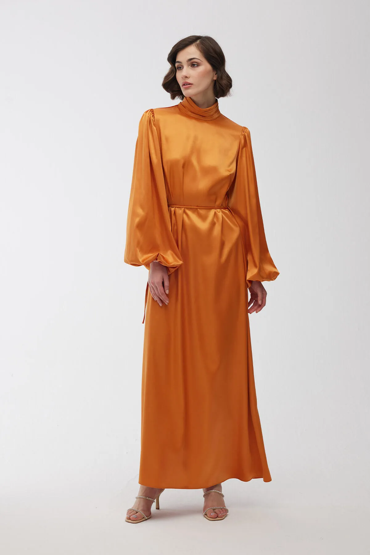 Manuka  Abendkleid aus Satin mit Ballonärmeln in Orange