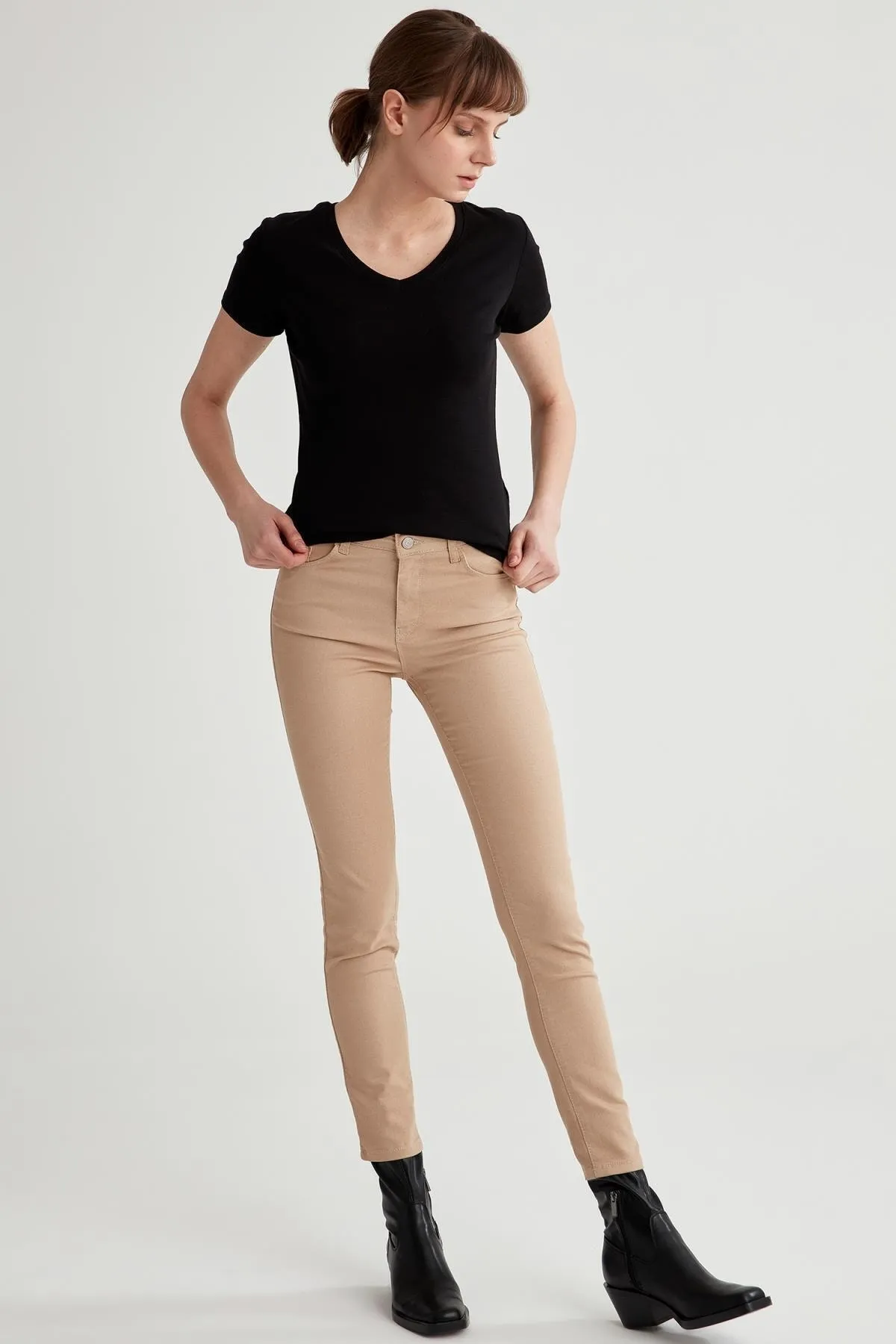 DeFacto  Schmal geschnittenes Basic-Kurzarm-T-Shirt aus 100 % Baumwolle mit V-Ausschnitt
