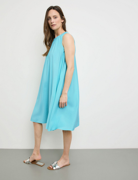 Ärmelloses Kleid mit Faltendetail