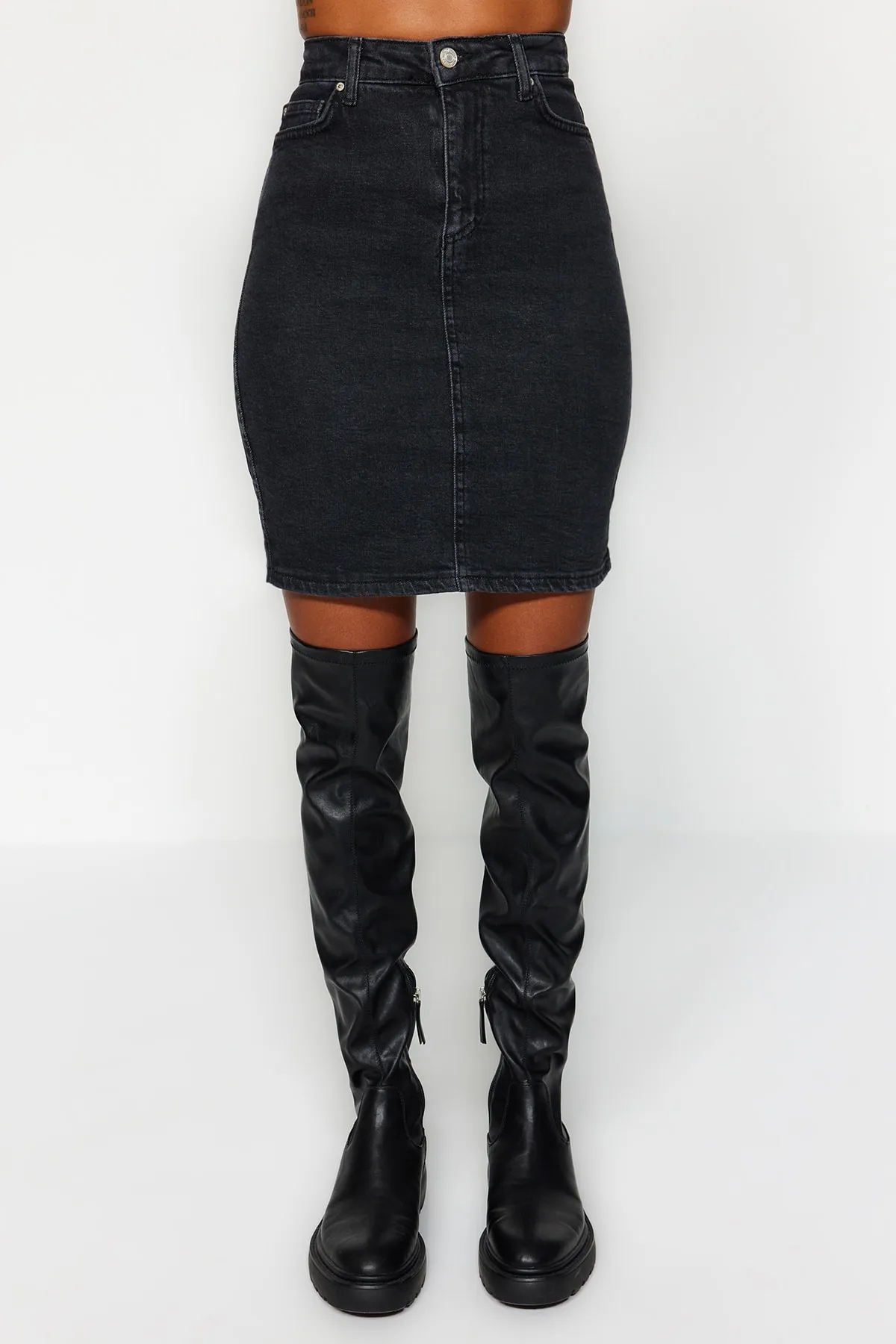 Trendyol Collection  Schwarzer Basic-Mini-Jeansrock mit hoher Taille TWOSS20ET0241