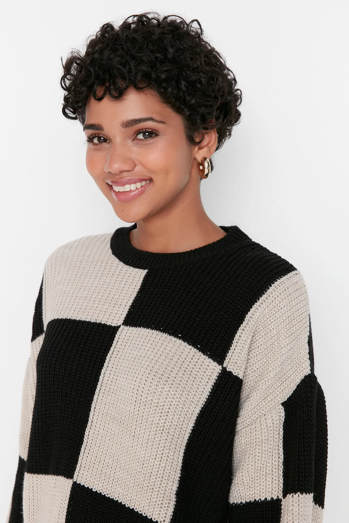 Trendyol Modest  Schwarzer, ecrufarbener Strickpullover mit Schachbrettmuster und Rundhalsausschnitt TCTAW23KZ00004