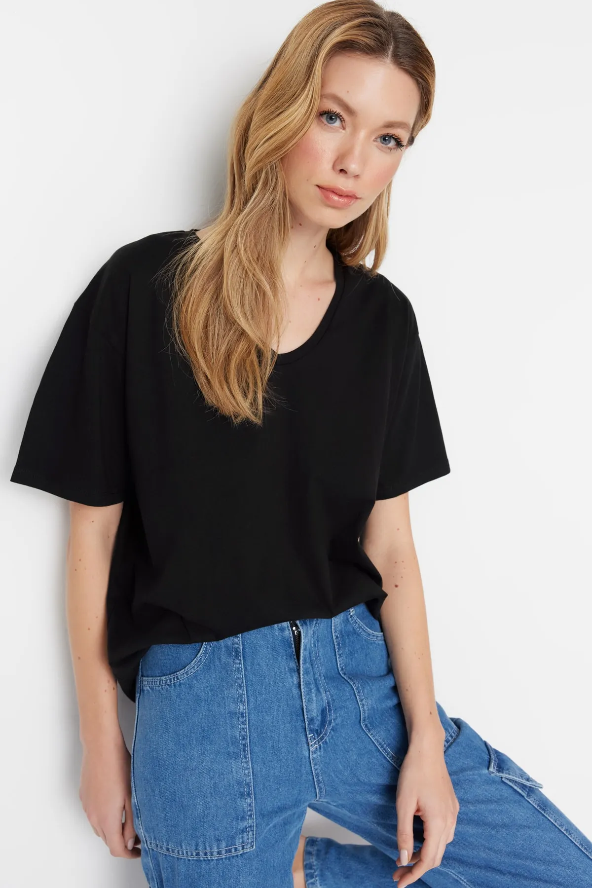 Trendyol Collection  Schwarzes Boyfriend-Strick-T-Shirt mit V-Ausschnitt aus 100 % Baumwolle TWOSS23TS00003