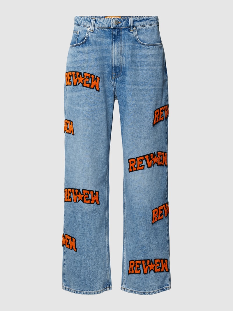 Baggy Jeans mit Allover-Label-Patches in blau