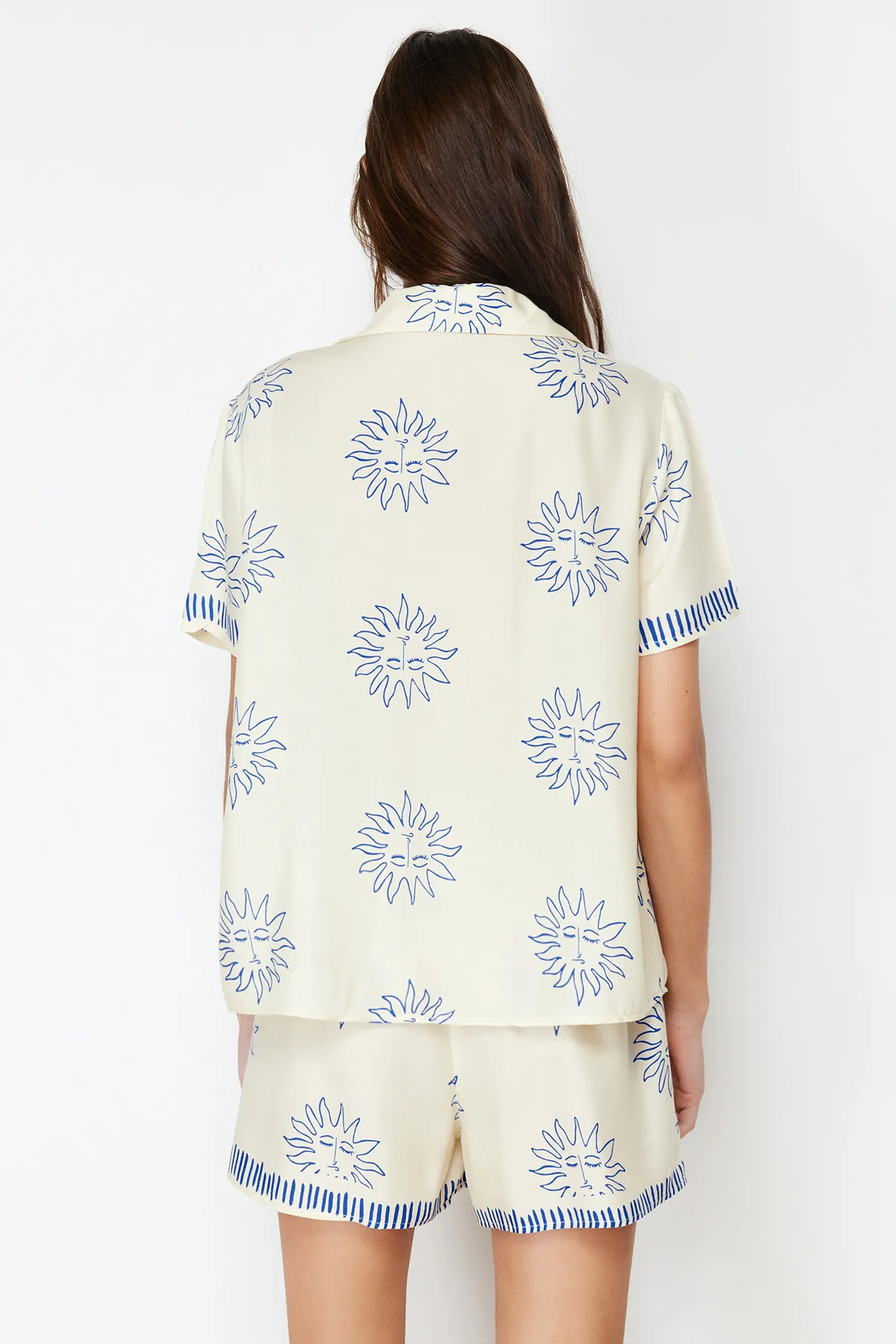 Trendyol Collection  Pyjama-Set aus gewebter Viskose mit Galaxy-Muster in Ecru-Marineblau THMSS24PT00009