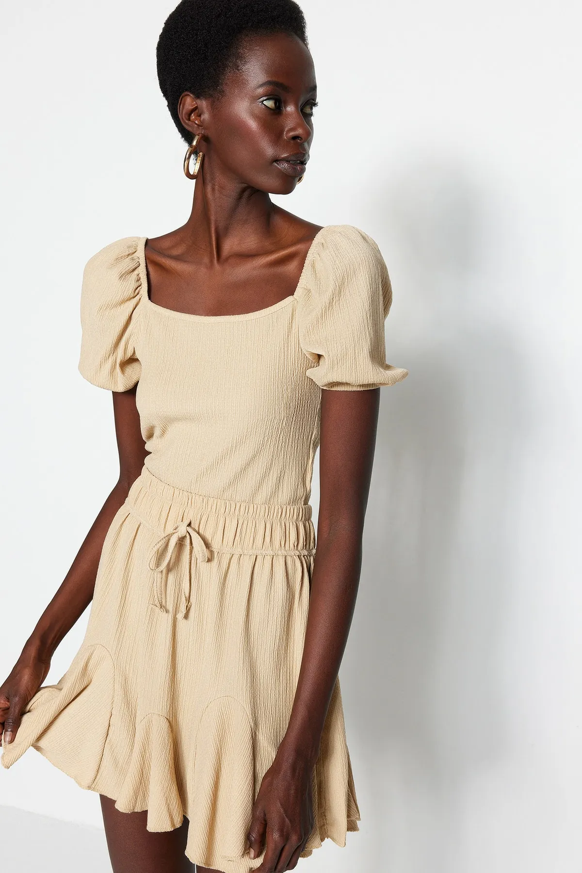 Trendyol Collection  Beige, kurz geschnittene, eng anliegende Strickbluse mit Ballonärmeln und eckigem Ausschnitt TWOSS22BZ00126