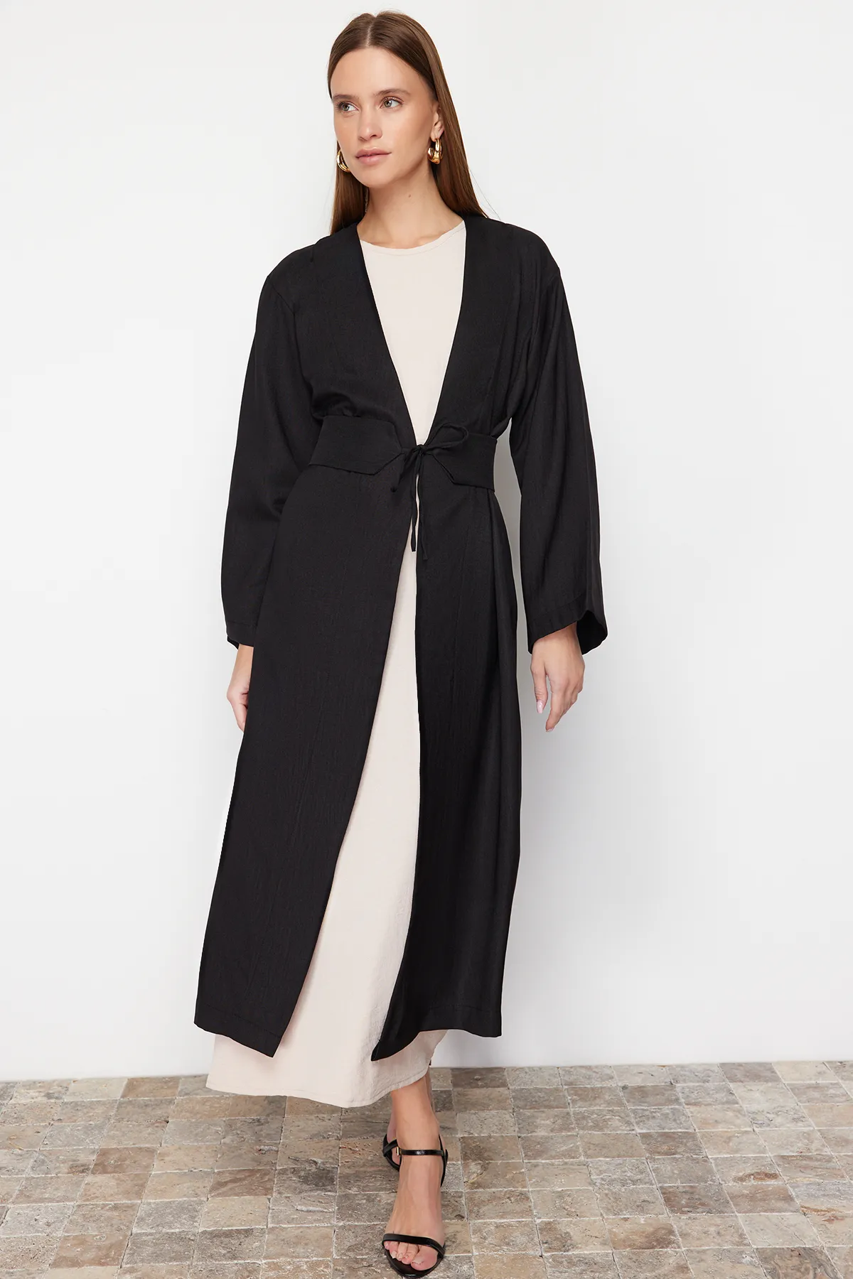 Trendyol Modest  Schwarzer gewebter Kimono und Kaftan in Leinenoptik mit Bindedetail an der Taille TCTSS24KK00001