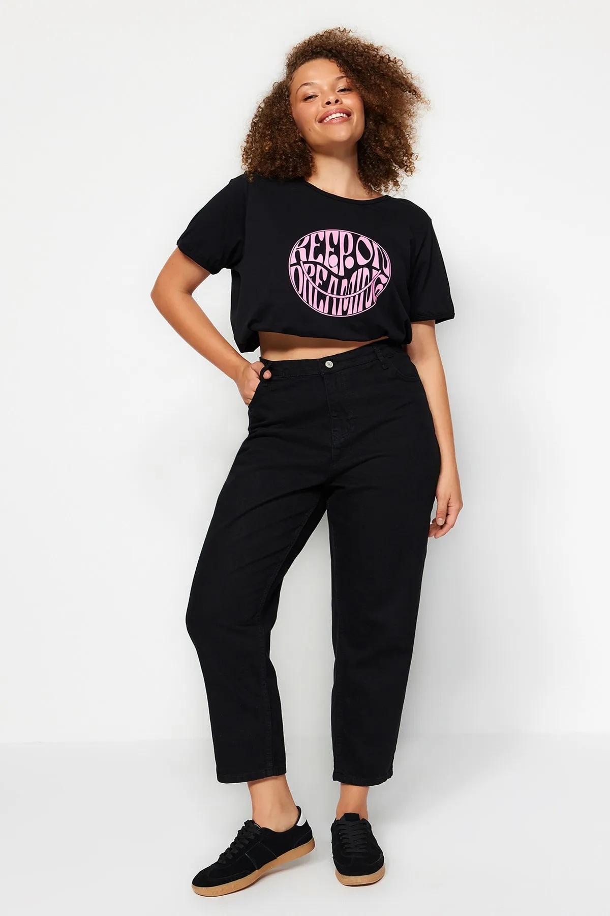 Trendyol Curve  Schwarze Mom-Fit-Jeans TBBSS23CJ00038