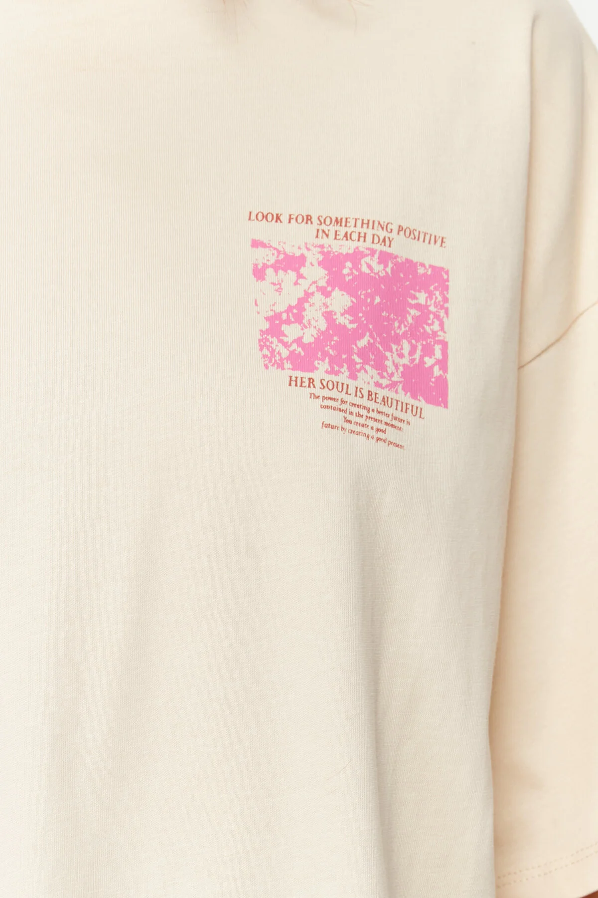 Trendyol Collection  Premium-Strick-T-Shirt aus 100 % Baumwolle mit bedruckter Vorder- und Rückseite in Übergröße/weitem Muster TWOSS23TS00269