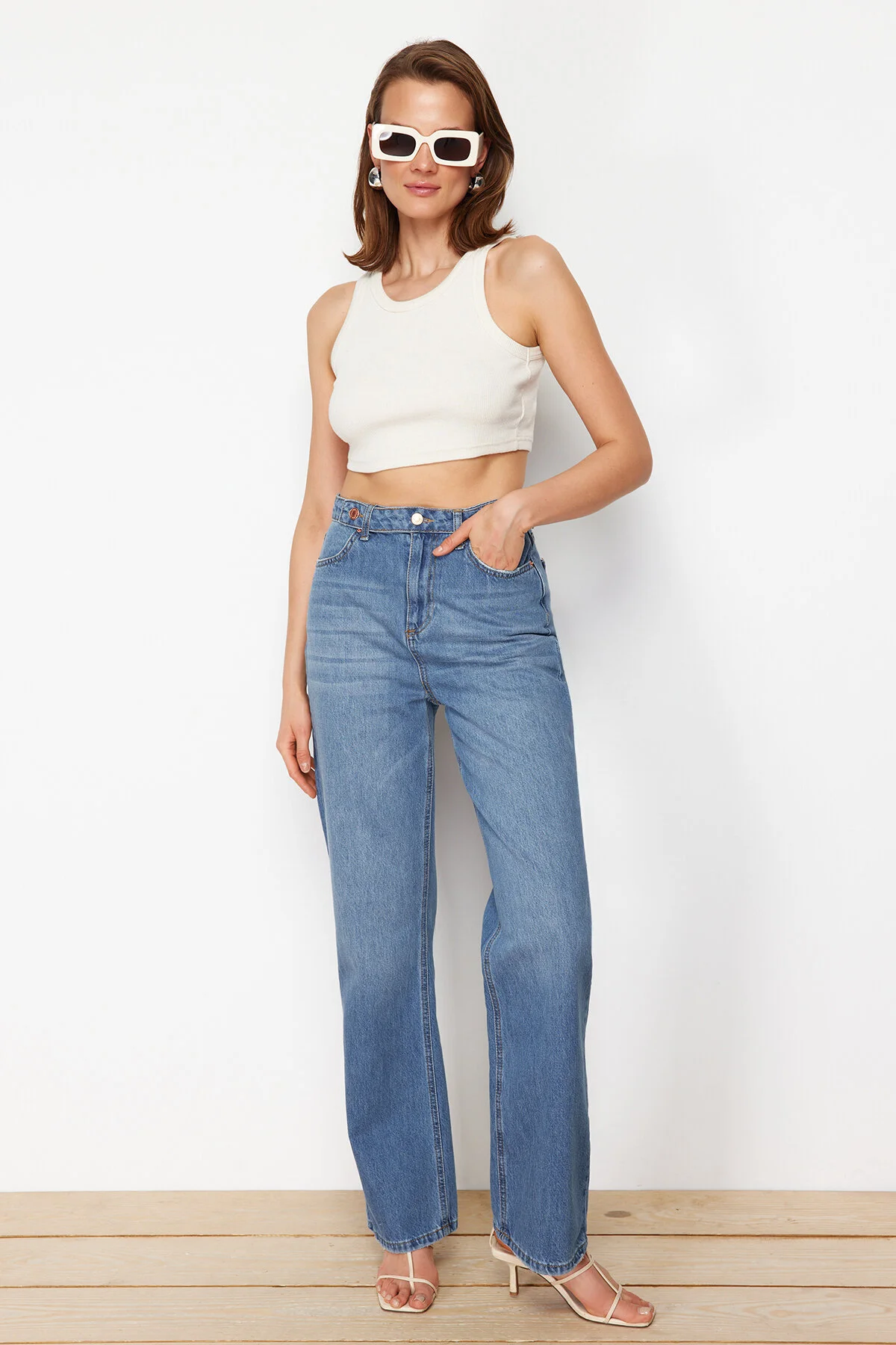 Trendyol Collection  Blaue Jeans mit hoher Taille und weitem Bein und Detail TWOSS22JE0675