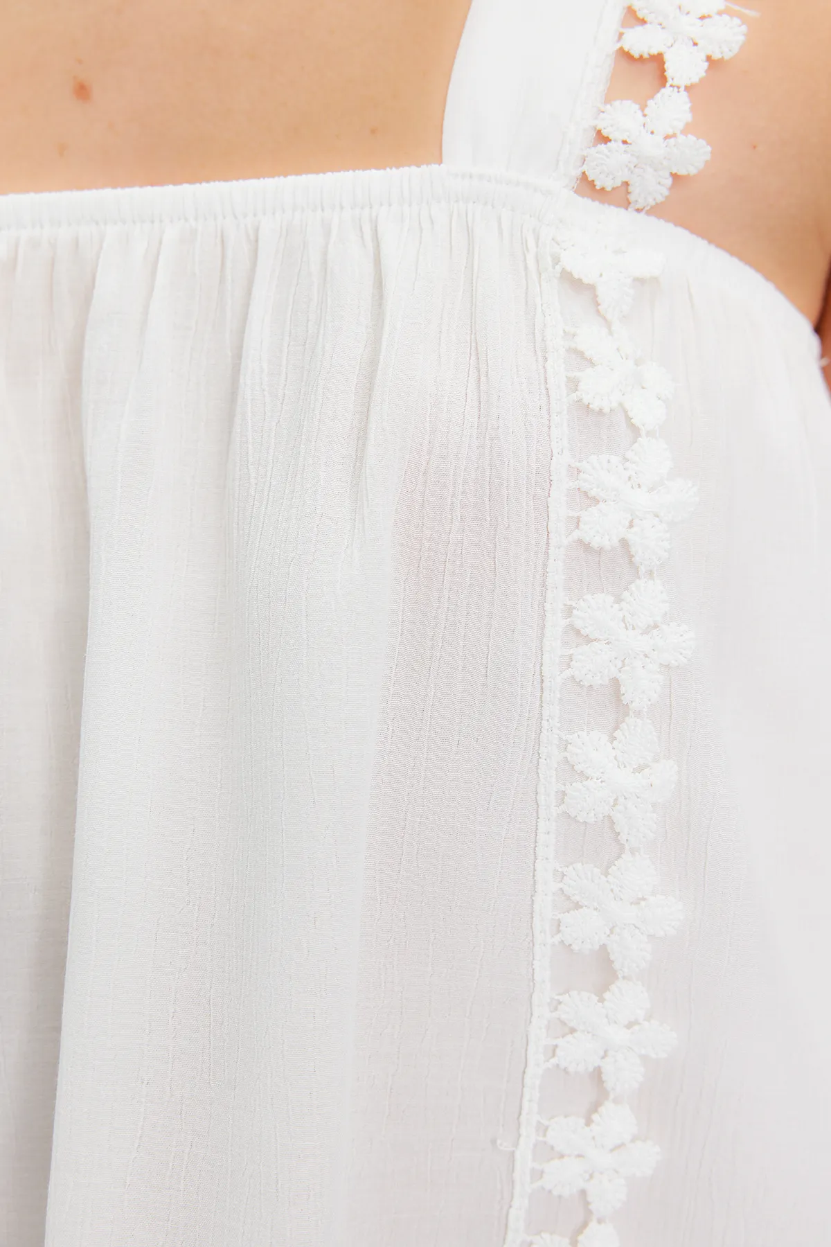 Trendyol Collection  Ecru-Spitzendetaillierte Crinkle-Webbluse TWOSS24BZ00024