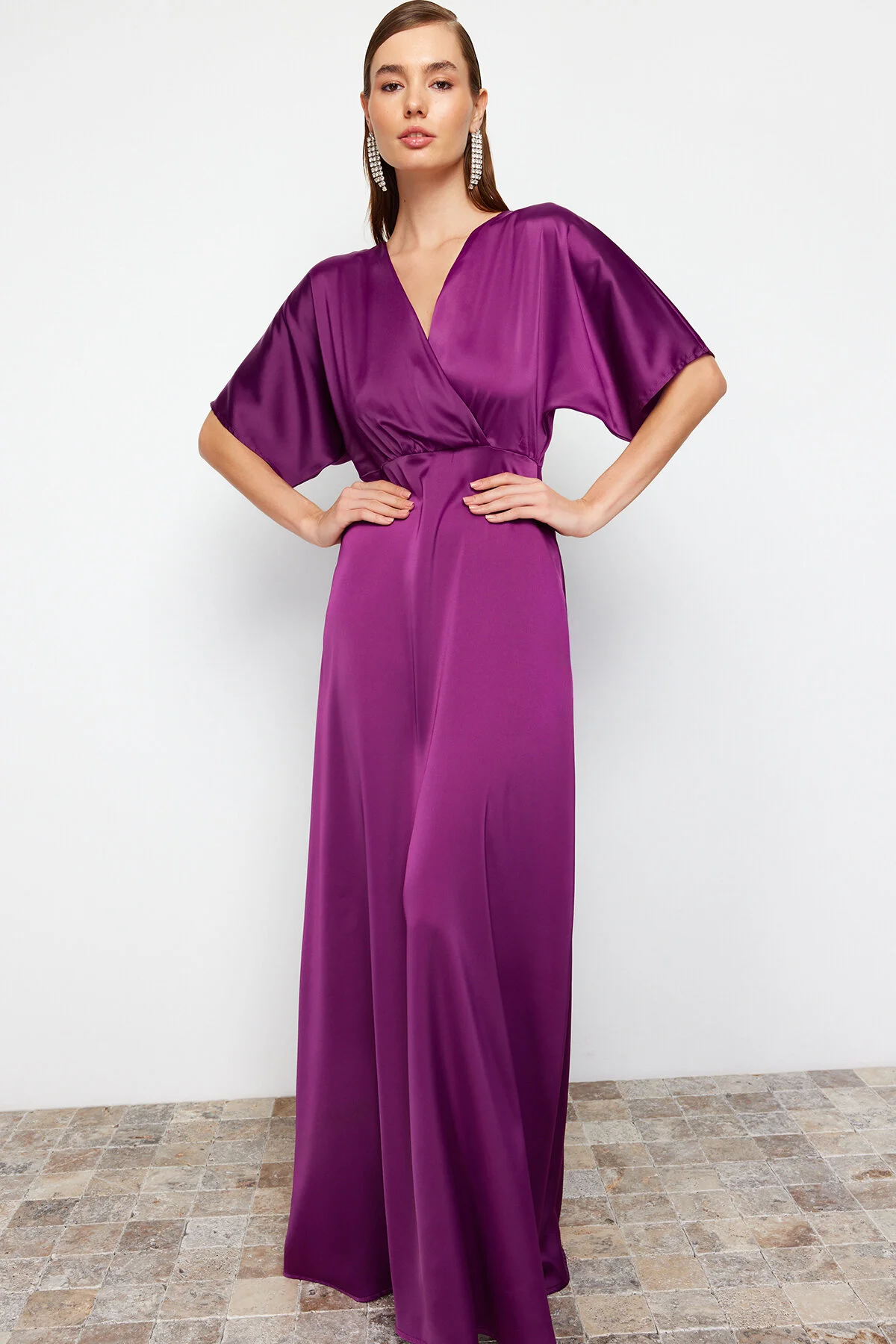 Trendyol Collection  Pflaumefarbenes Abendkleid mit Taillenöffnung/Skater-Webstoff, langes Nachtsatin TPRSS24AE00008