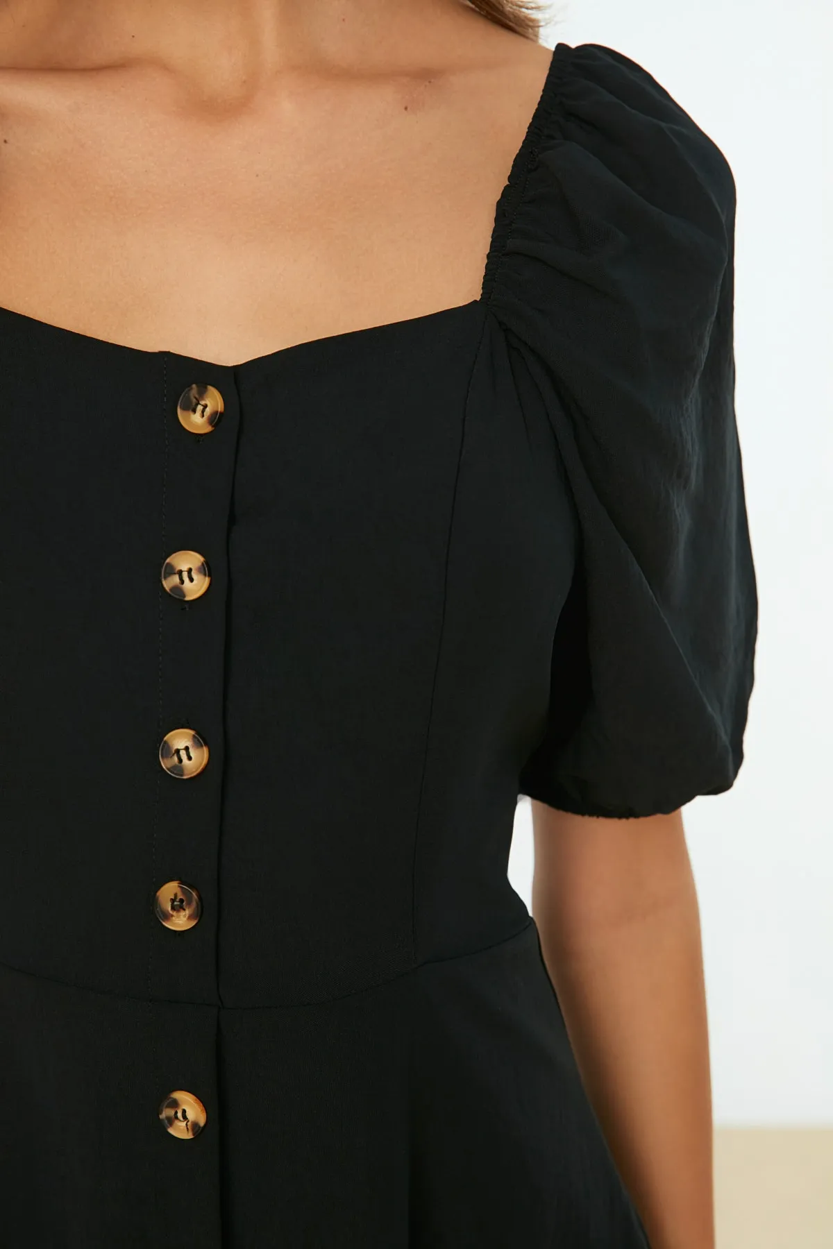 Trendyol Collection  Schwarzes A-Linien-Minikleid aus Webstoff mit Ballonärmeln TWOSS20EL2314