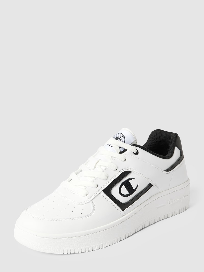 Sneaker mit Label-Detail in weiß