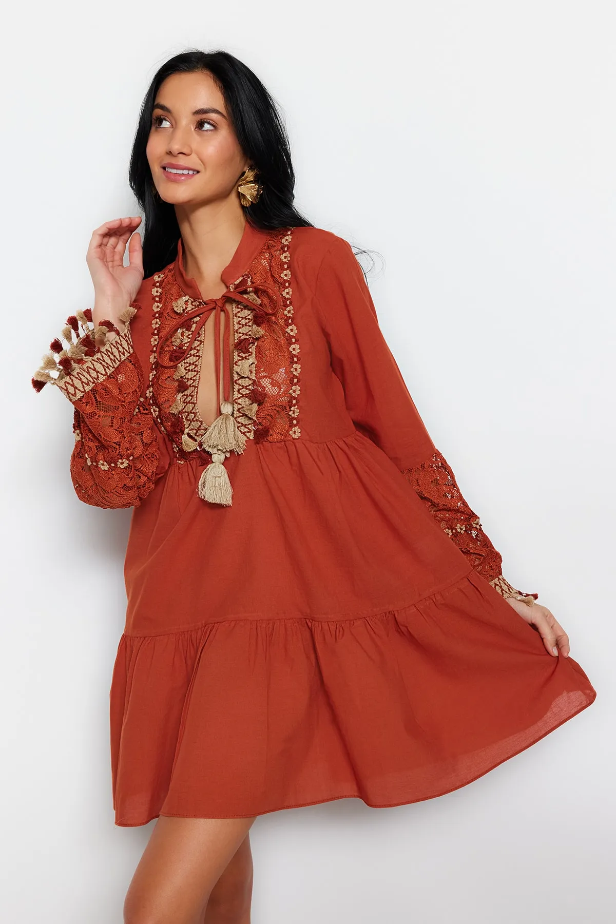 Trendyol Collection  Braunes, gewebtes, besticktes Mini-Strandkleid aus 100 % Baumwolle TBESS20EL0862
