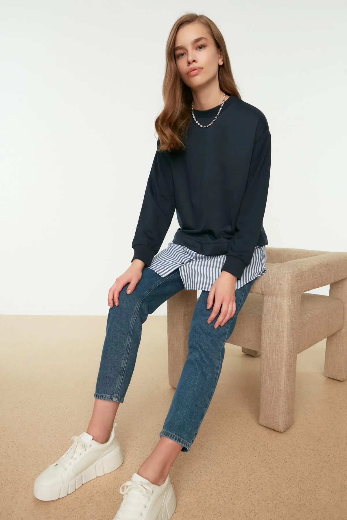 Trendyol Modest  Marineblaues Strick-Sweatshirt mit Rundhalsausschnitt und Hemdfreigabe von unten TCTAW22TW0216