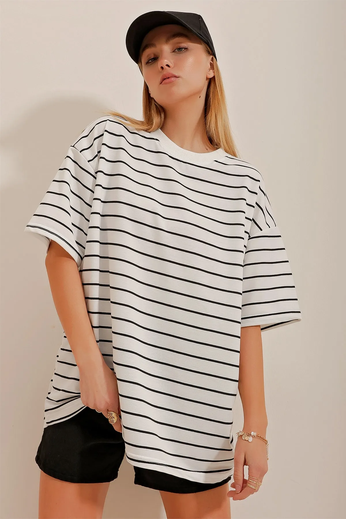 Trend Alaçatı Stili  Gestreiftes Oversize-T-Shirt für Damen in Weiß mit Rundhalsausschnitt ALC-X10388