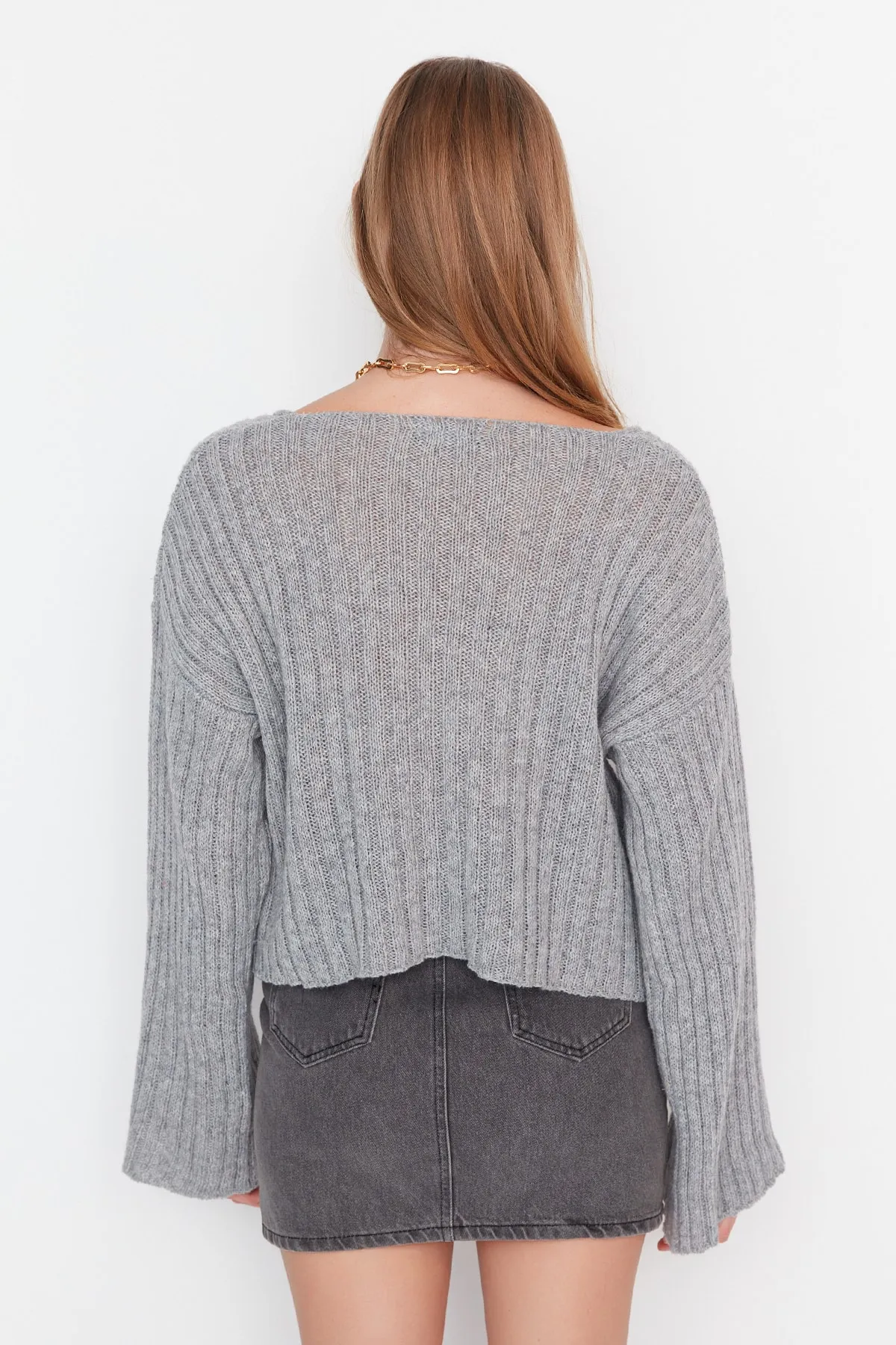 Trendyol Collection  Grauer, kurzer Basic-Strickpullover aus Wolle mit weiter Passform TWOAW23KZ01844