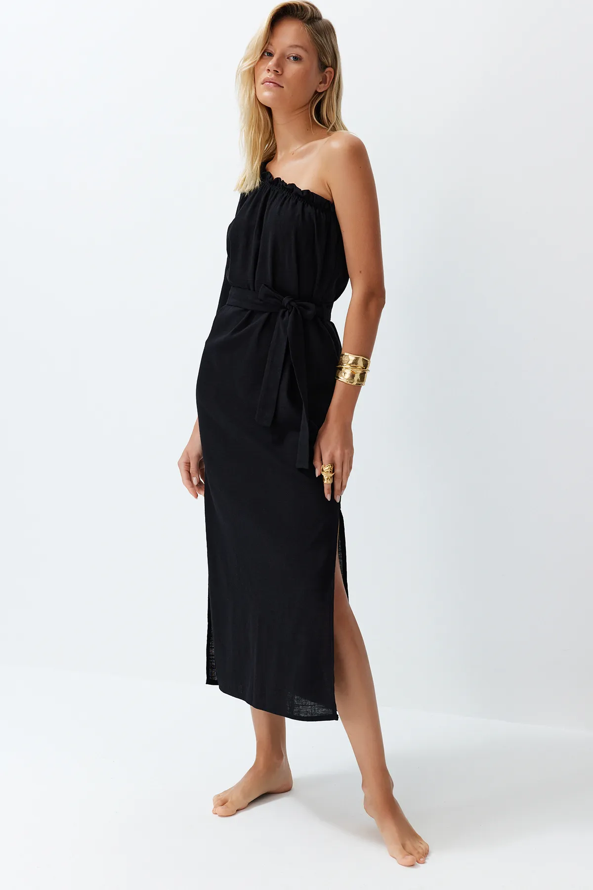 Trendyol Collection  Schwarzes Maxi-Strandkleid aus einer gewebten Leinenmischung mit Gürtel und Gürtel TBESS24EL00066