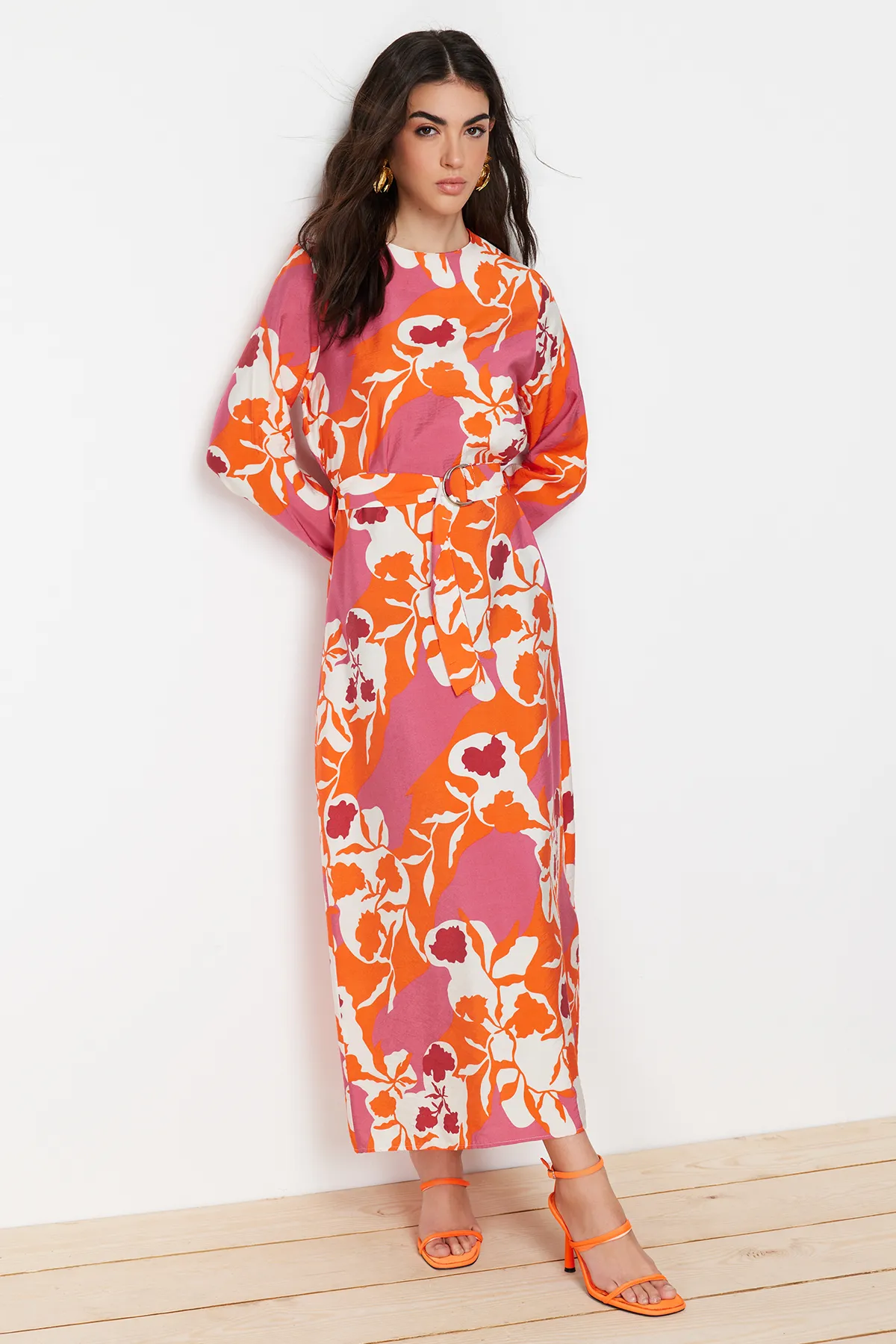Trendyol Modest  Rosa gewebtes Blumenkleid mit Gürtel TCTSS24EB00049