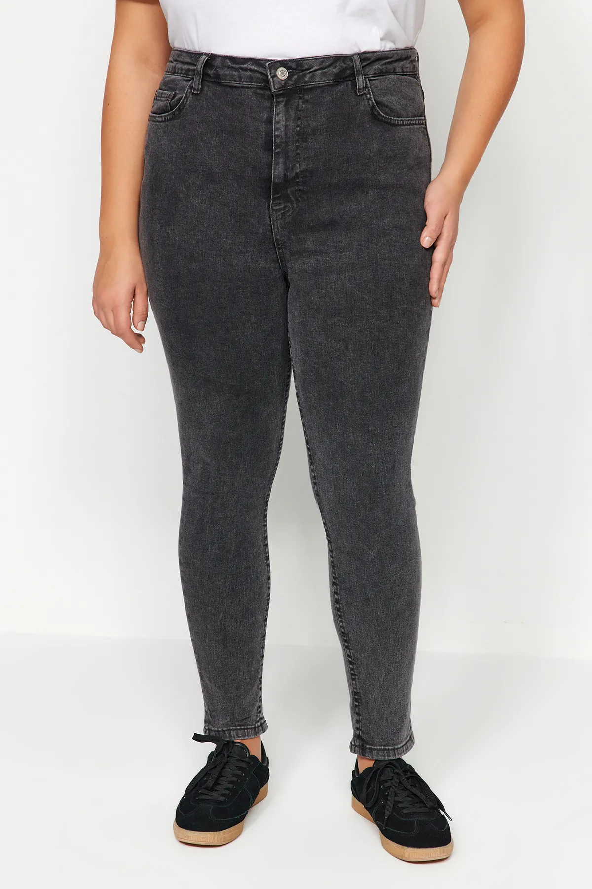 Trendyol Curve  Graue, dehnbare Skinny-Jeans mit hoher Taille TBBSS22JE00007