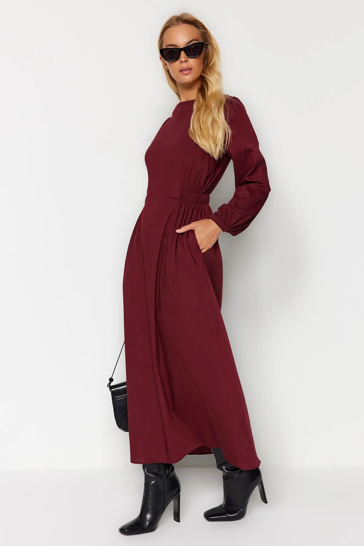 Trendyol Modest  Burgunderrotes gewebtes Kleid mit Taillendetail TCTAW24EB00093
